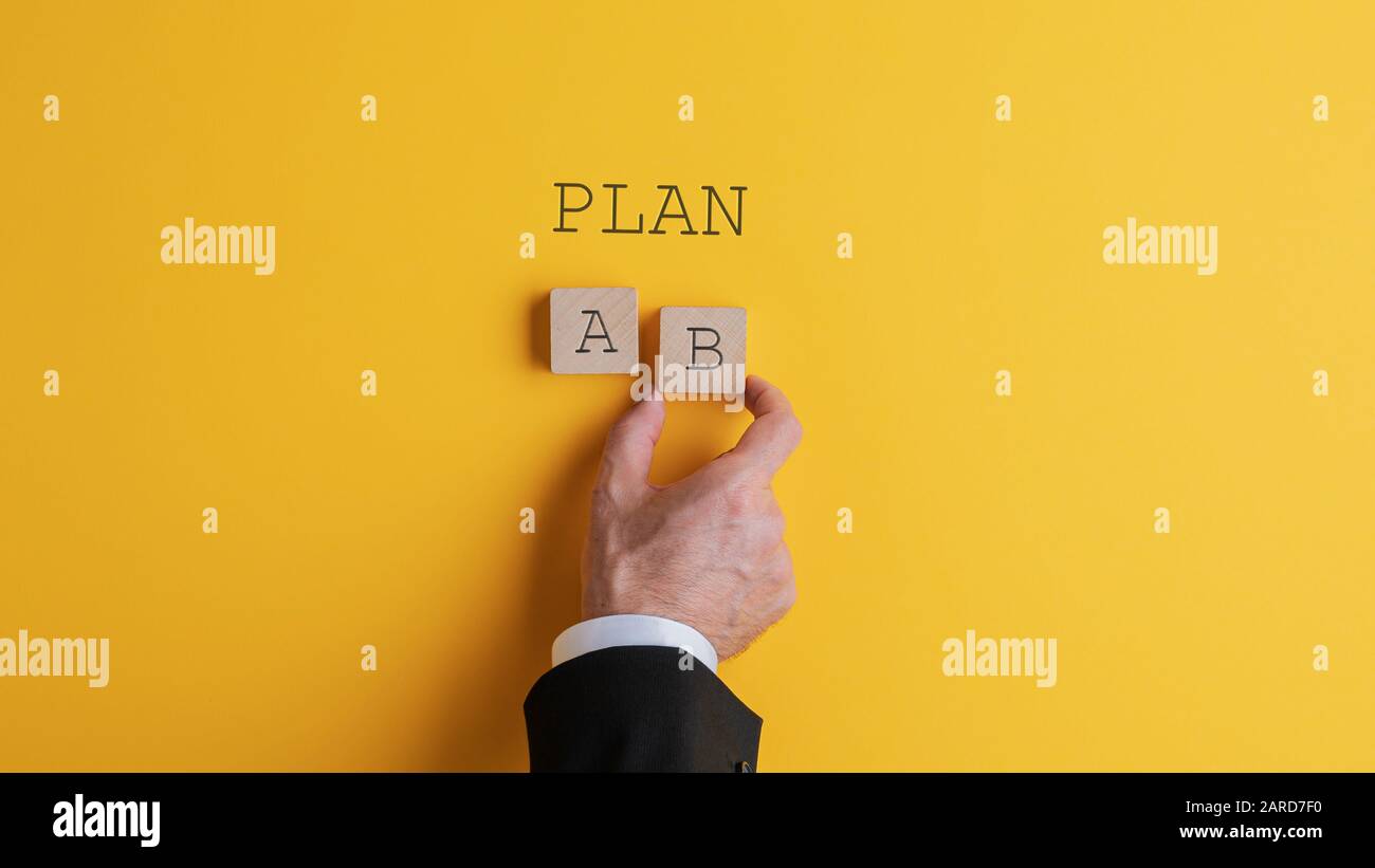 Han eines Geschäftsmannes, der Plan B im konzeptionellen Bild wählt. Stockfoto
