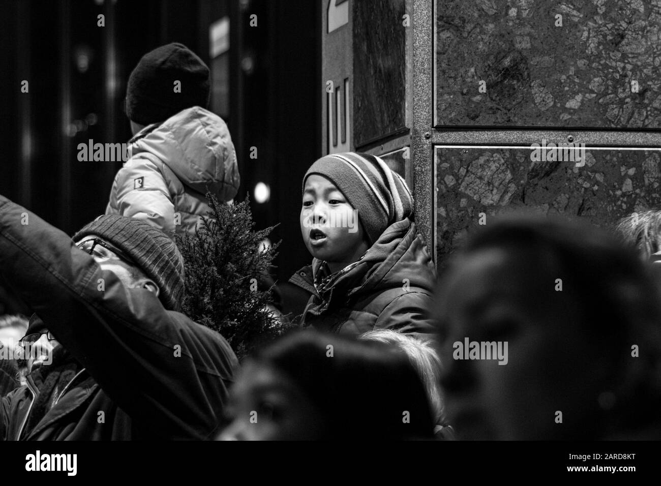 Kleiner Junge, der die chinesische Neujahrsfeier in Helsinki, Finnland, beobachtet Stockfoto