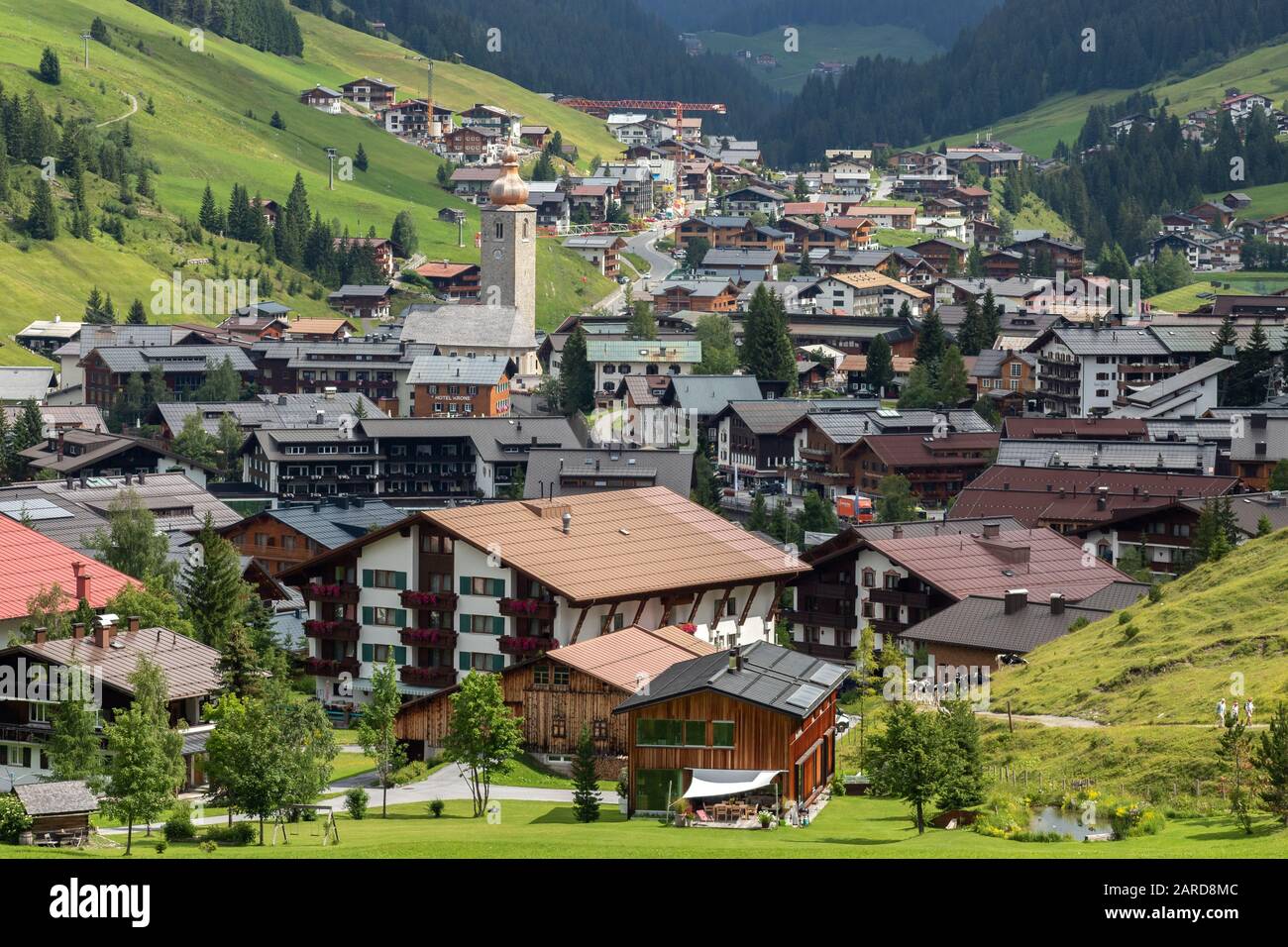 Gebäude und St. Nikolauskirche, Lech, Vorarlberg, Österreich Stockfoto