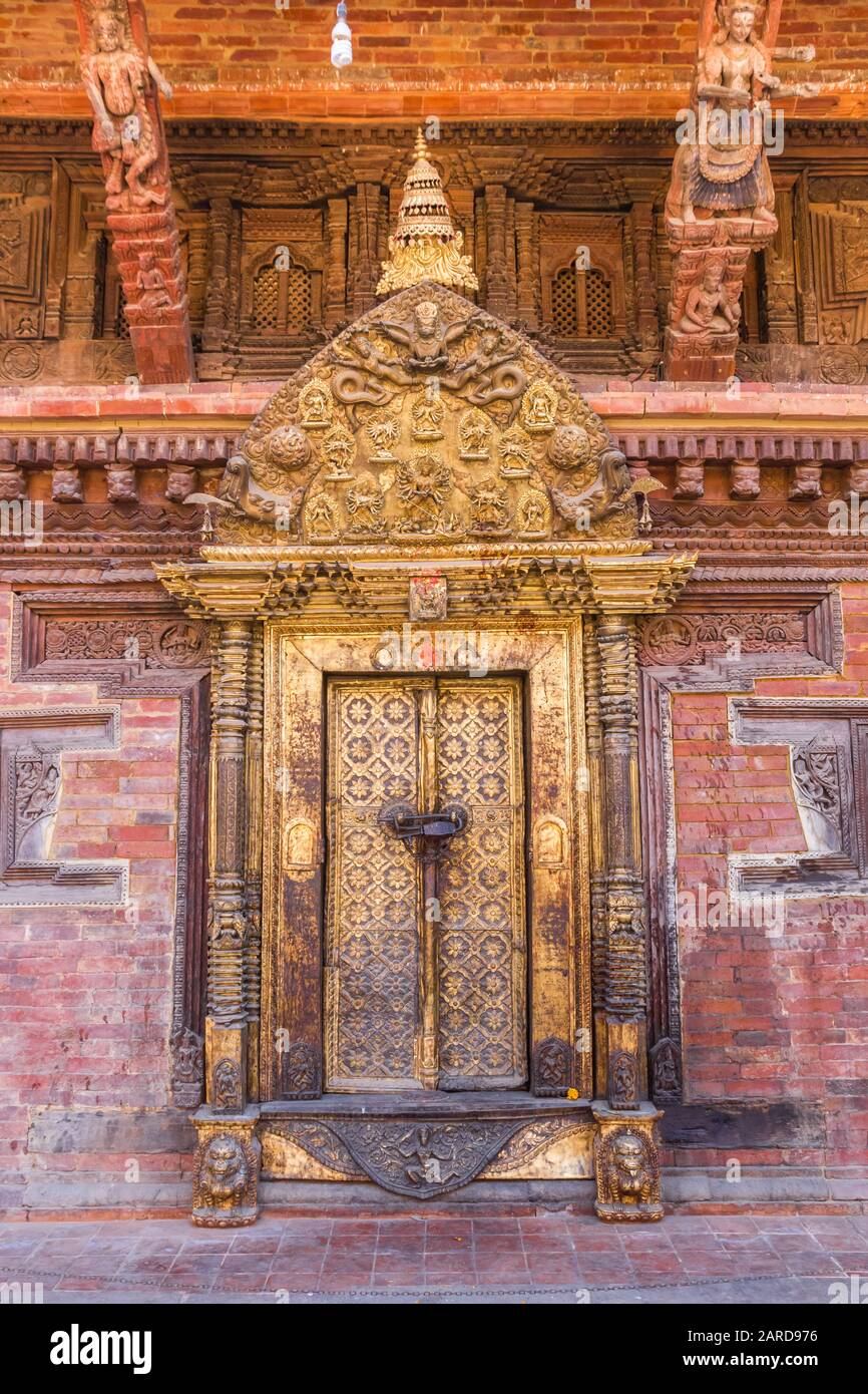 Goldene Tür des Sundari Chowk Tempels in Patan, Nepal Stockfoto