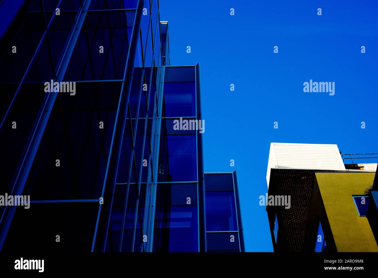 Ein Glasgebäude in London am späten Nachmittag, Wintersonne Stockfoto