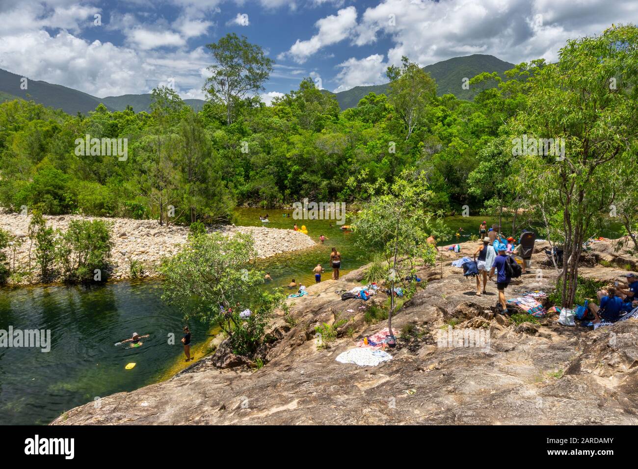 Menschen, die in Paradise Waterhole, Big Crystal Creek schwimmen. Paluma Range National Park North Queensland Stockfoto