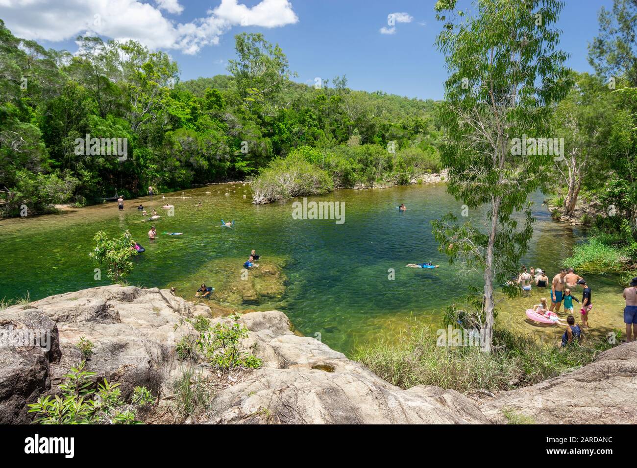 Menschen, die in Paradise Waterhole, Big Crystal Creek schwimmen. Paluma Range National Park North Queensland Stockfoto