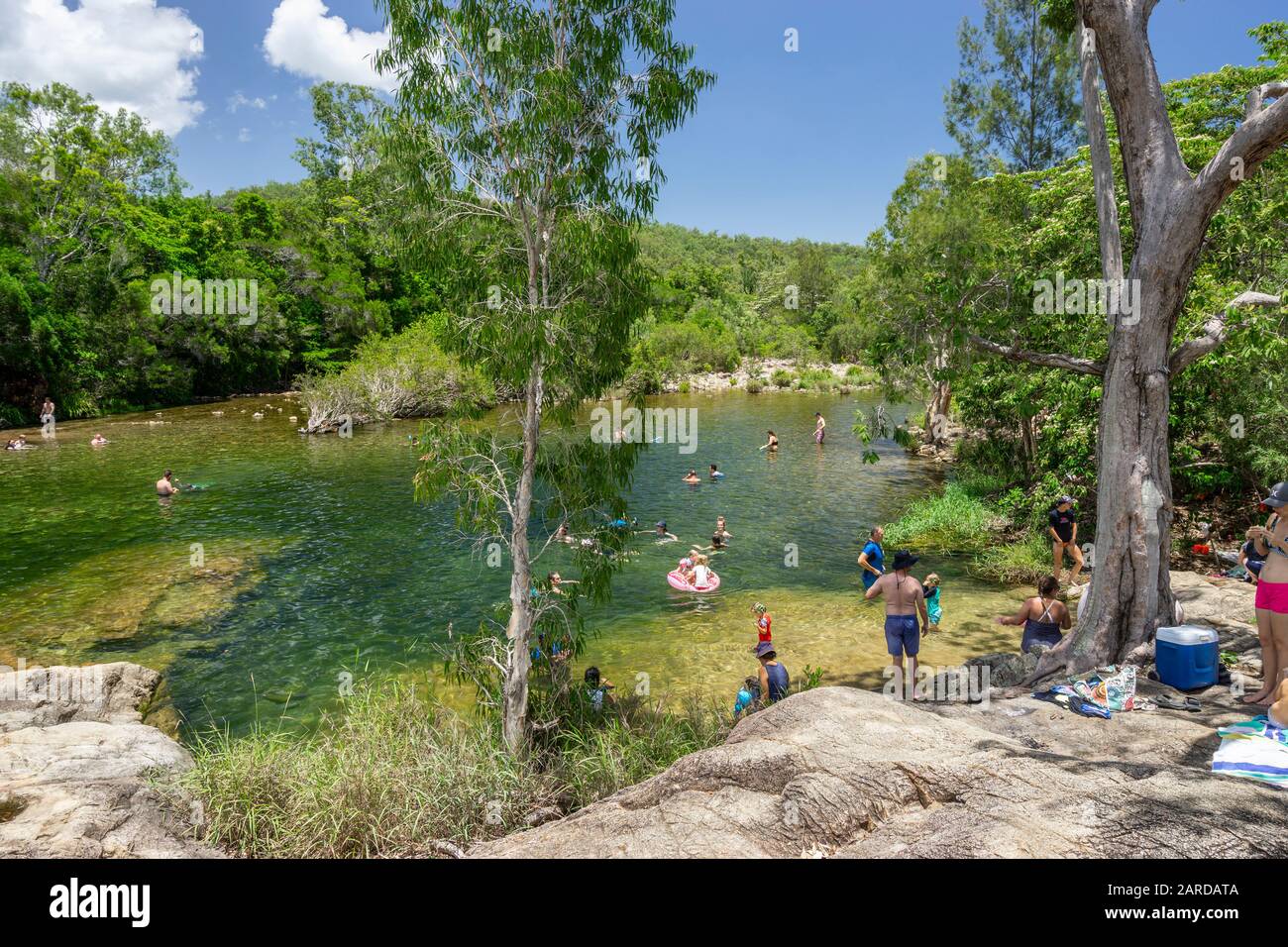 Menschen, die in Paradise Waterhole, Big Crystal Creek schwimmen. Paluma Range National Park North Queensland Stockfoto