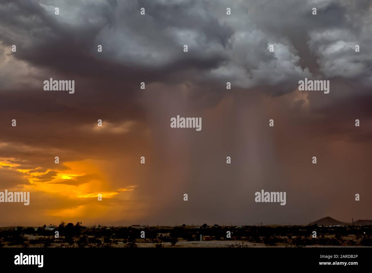 Ein HDR-verbessertes Foto eines großen Sturms, der sich in ein Gebiet von Arizona in der Nähe von Sundown bewegt. Die dichten Regensäulen, die aus der Wolke fallen, können das produzieren Stockfoto