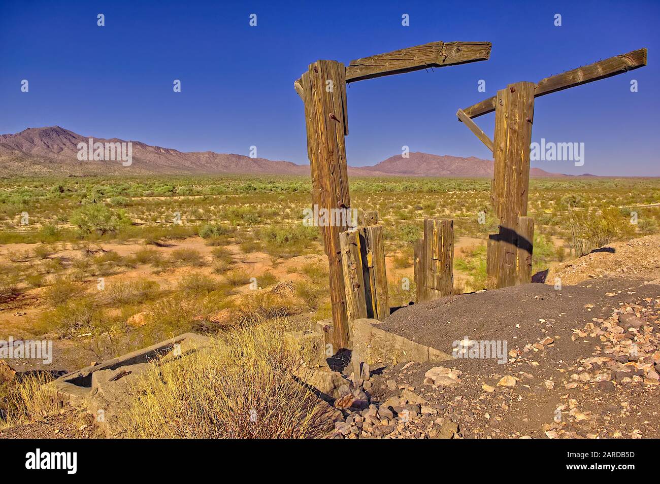 Mine Remant entlang der Eagle Eye Road in Arizona. Dieser besondere Überrest stammt von einer Mine, die nie mehr als ein paar Meter in den Hang geriet. nea Stockfoto