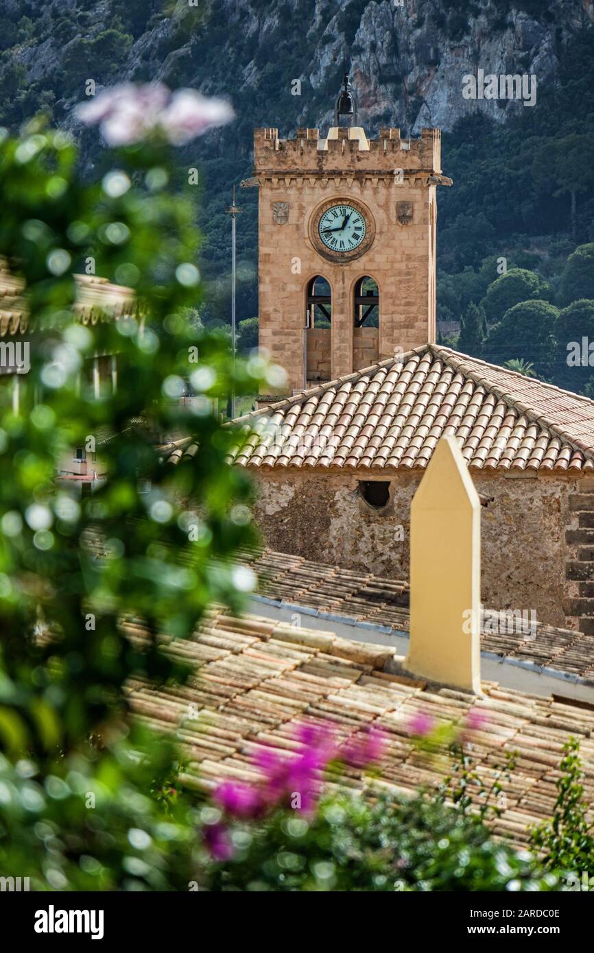 Kirchturm der Kirche Esglèsia de Nostra Senyora dels Àngels (Unsere Liebe Frau der Engel) aus dem 13. Jahrhundert auf Pollença, Mallorca, Balearen, Spanien Stockfoto