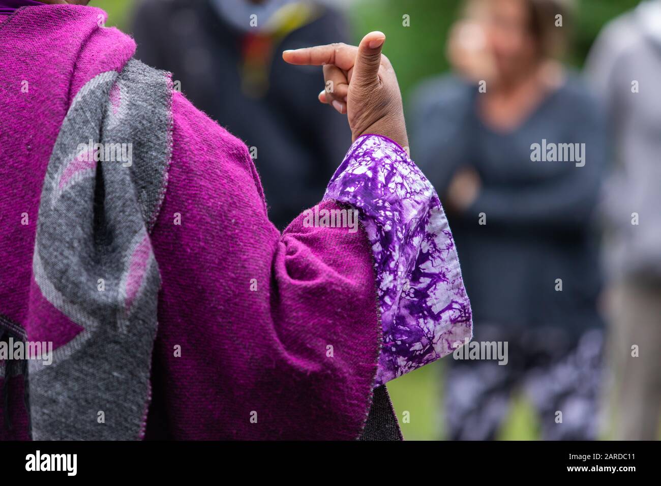 Nahaufnahme von Frauen, die ein violettes Kleid mit vollem Ärmel tragen, während sie während des Festivals auf der Welt und beim Spoken Word Festival erzählen Stockfoto