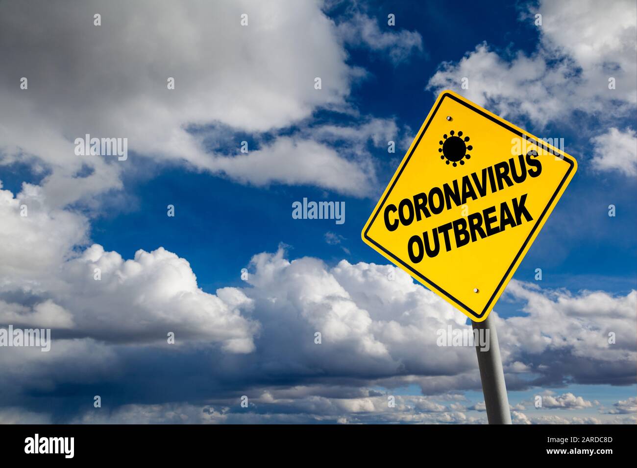 Coronavirus-Ausbruch, der vor einem wolkigen blauen Himmel mit Kopierraum warnt. Stockfoto
