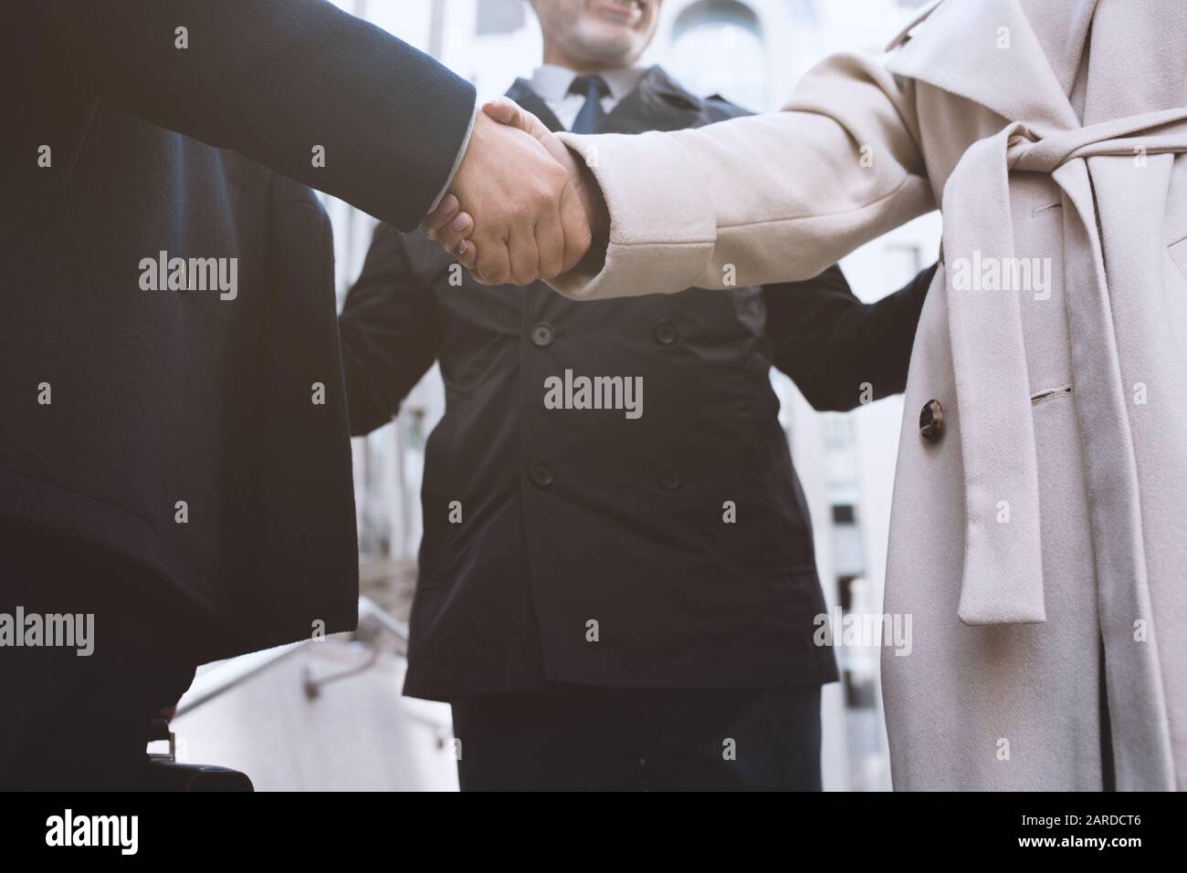 Handshaking business Person im Büro. Konzept der Teamarbeit und Partnerschaft. Stockfoto