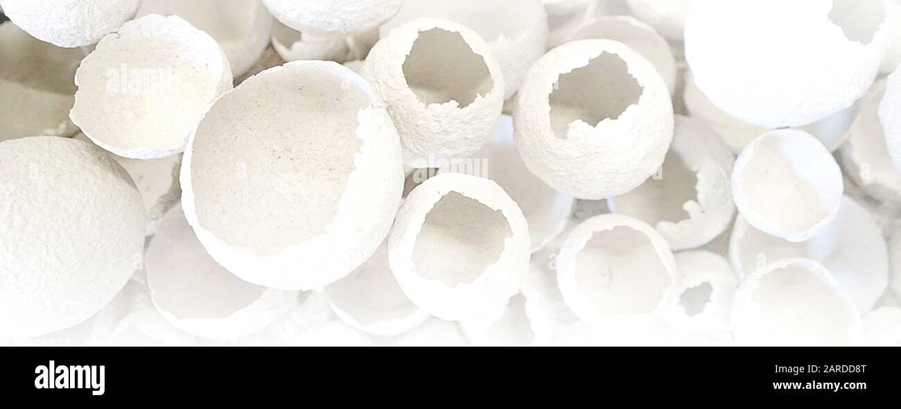Gesprungene Eier mustern als bunter grau-weißer Hintergrund. Draufsicht, flache Lage, selektiver Fokus. Osterkreatives Minimalkonzept. Eggshell-Textur für Kunsthintergrund. Stockfoto