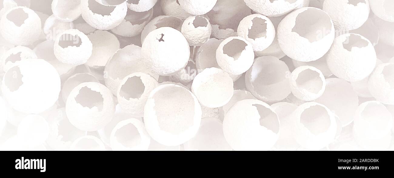 Gesprungene Eier mustern als bunter Hintergrund. Draufsicht, flache Lage, selektiver Fokus. Osterkreatives Minimalkonzept. Eggshell-Textur für Kunsthintergrund. Stockfoto