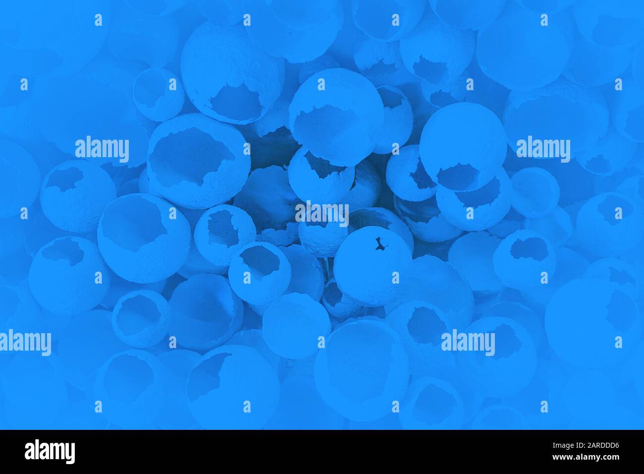 Gerissene Eier auf klassischem blauen Hintergrund. Draufsicht, flache Lage, selektiver Fokus. Osterkreatives Minimalkonzept. Klassische blaue Farbe der Aufschrift "Jahr 2020". Stockfoto