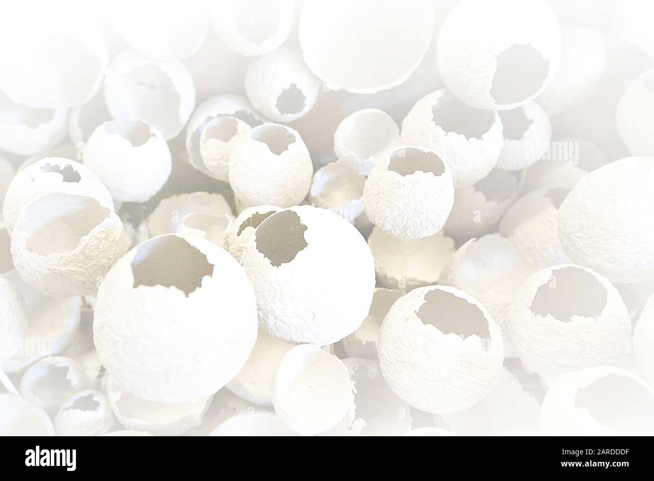 Gesprungene Eier werden als weißer und grauer Hintergrund angezeigt. Draufsicht, flache Lage, selektiver Fokus. Osterkreatives Minimalkonzept. Eggshell-Textur für Kunsthintergrund. Stockfoto