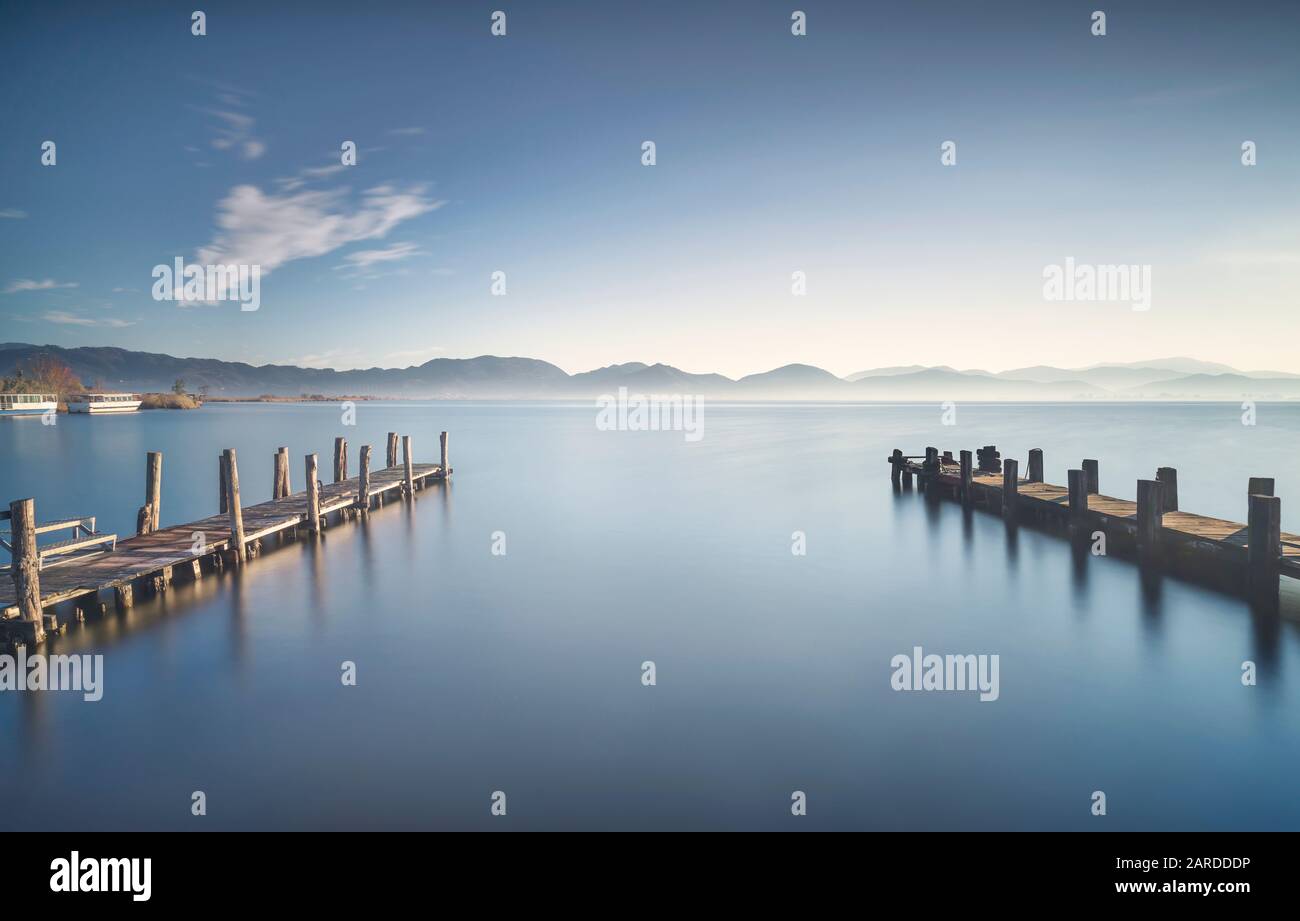 Zwei badestege oder Hafendämmen und See bei Sonnenaufgang. Torre del Lago Puccini, Versilia, Massaciuccoli See, Toskana, Italien, Europa Stockfoto