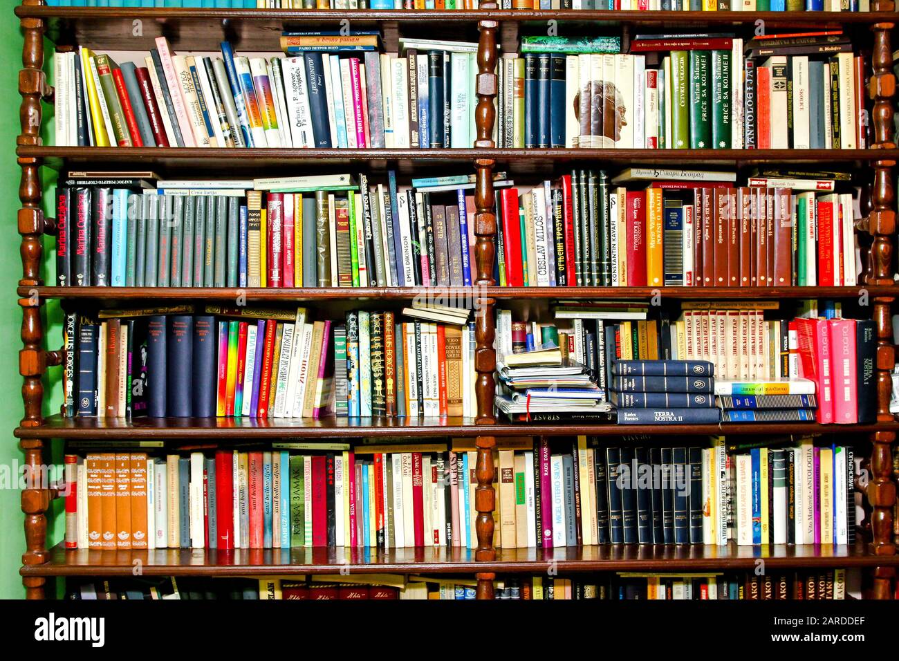 Viele Bücher im Regal in der Hausbibliothek Stockfotografie - Alamy