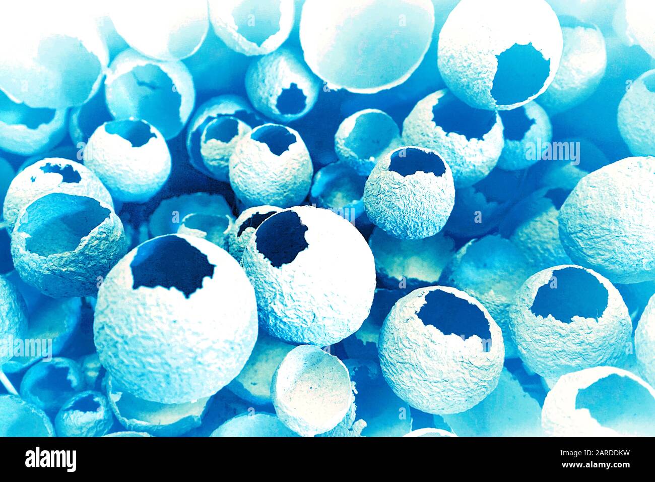 Gerissene Eier auf klassischem blauen Hintergrund. Draufsicht, flache Lage, selektiver Fokus. Osterkreatives Minimalkonzept. Klassische blaue Farbe der Aufschrift "Jahr 2020". Stockfoto