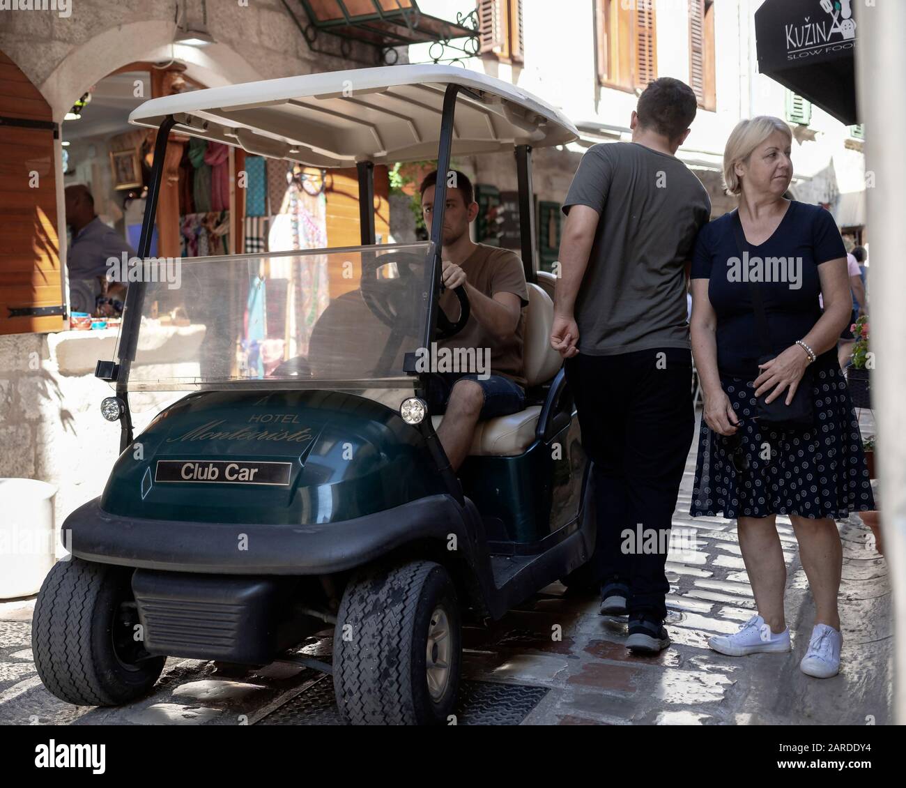 Montenegro, 16. September 2019: Elektrozulieferer durchbrechen die engen Straßen der Kotor-Altstadt Stockfoto