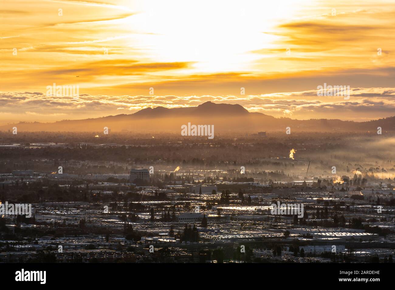 Blick auf den Sonnenaufgang von Los Angeles über das San Fernando Valley in Richtung Mt Lee und Mt Hollywood im beliebten Griffith Park. Foto von der Bergspitze in San aufgenommen Stockfoto