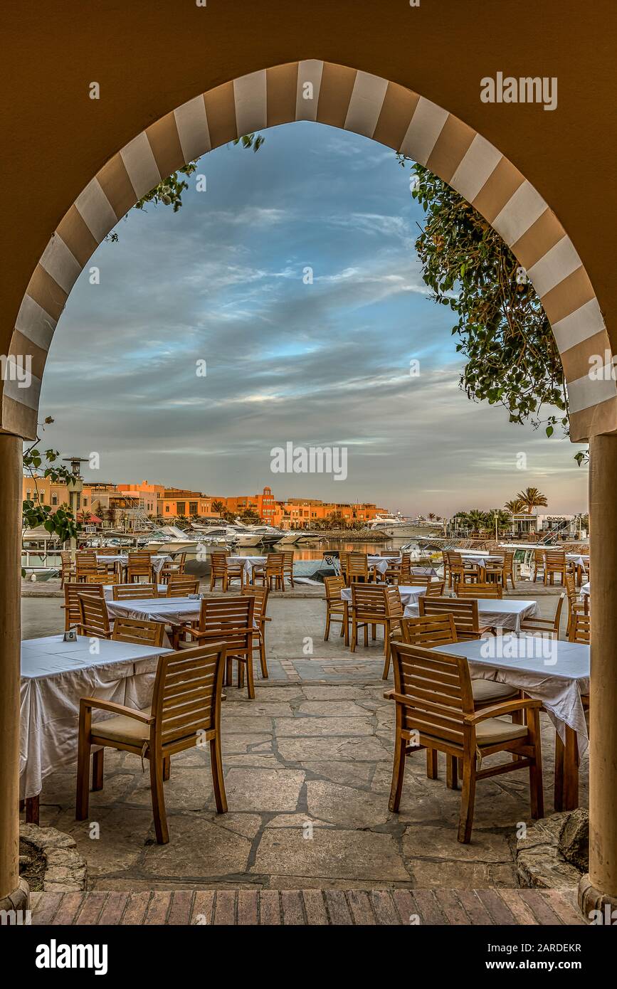 Romantisches Restaurant unter einem Bogen im Sonnenuntergang an der Abu tig Marina in el Gouna, Ägypten, 12. Januar 2020 Stockfoto