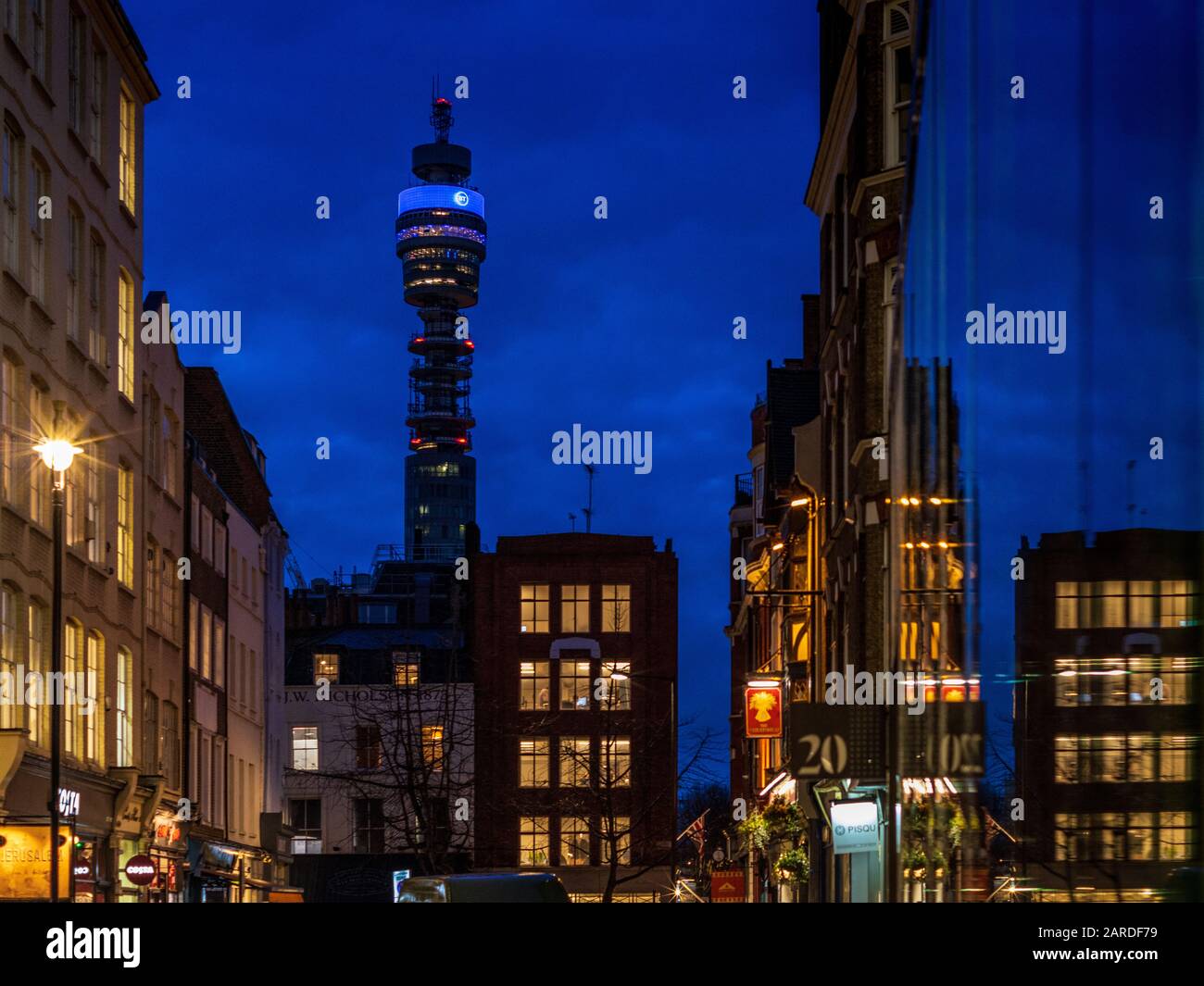 BT Tower London. BT Tower in Fitzrovia London mit neuem 2019 BT-Logo. Der BT Tower wurde 1965 eröffnet. Stockfoto