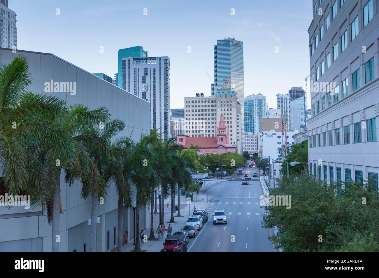 Blick auf die Innenstadt von Miami von metrorail Station, Miami, Florida, Vereinigte Staaten von Amerika, Nordamerika Stockfoto