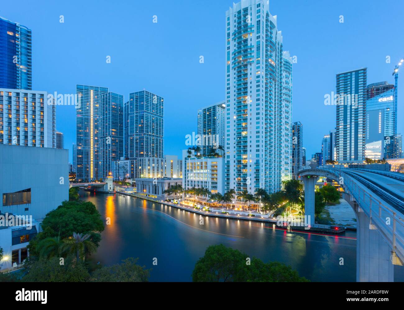 Blick auf die Innenstadt von Miami von metrorail Station, Miami, Florida, Vereinigte Staaten von Amerika, Nordamerika Stockfoto