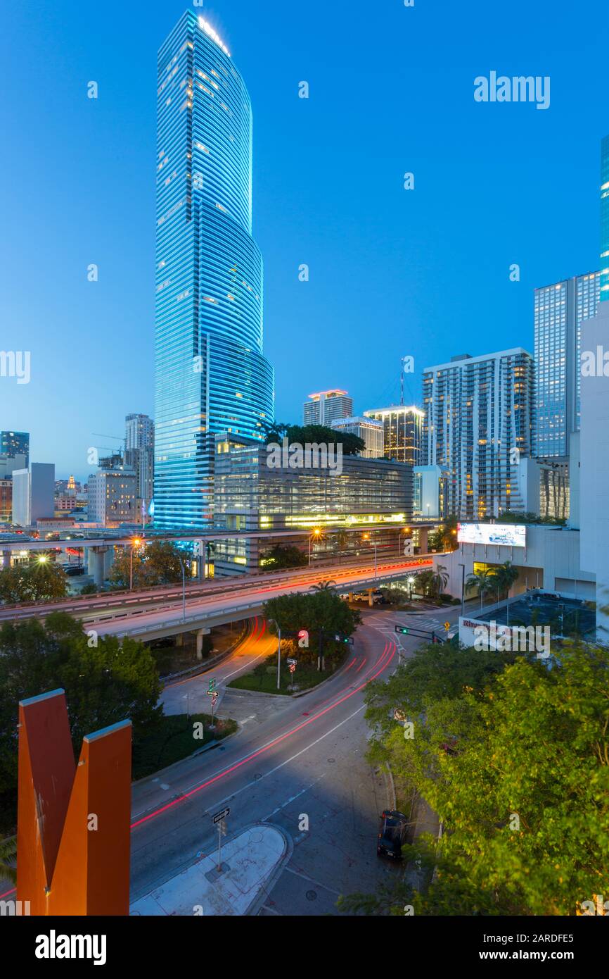 Blick auf die Innenstadt von Miami von metrorail Station, Miami, Florida, Vereinigte Staaten von Amerika, Nordamerika Stockfoto
