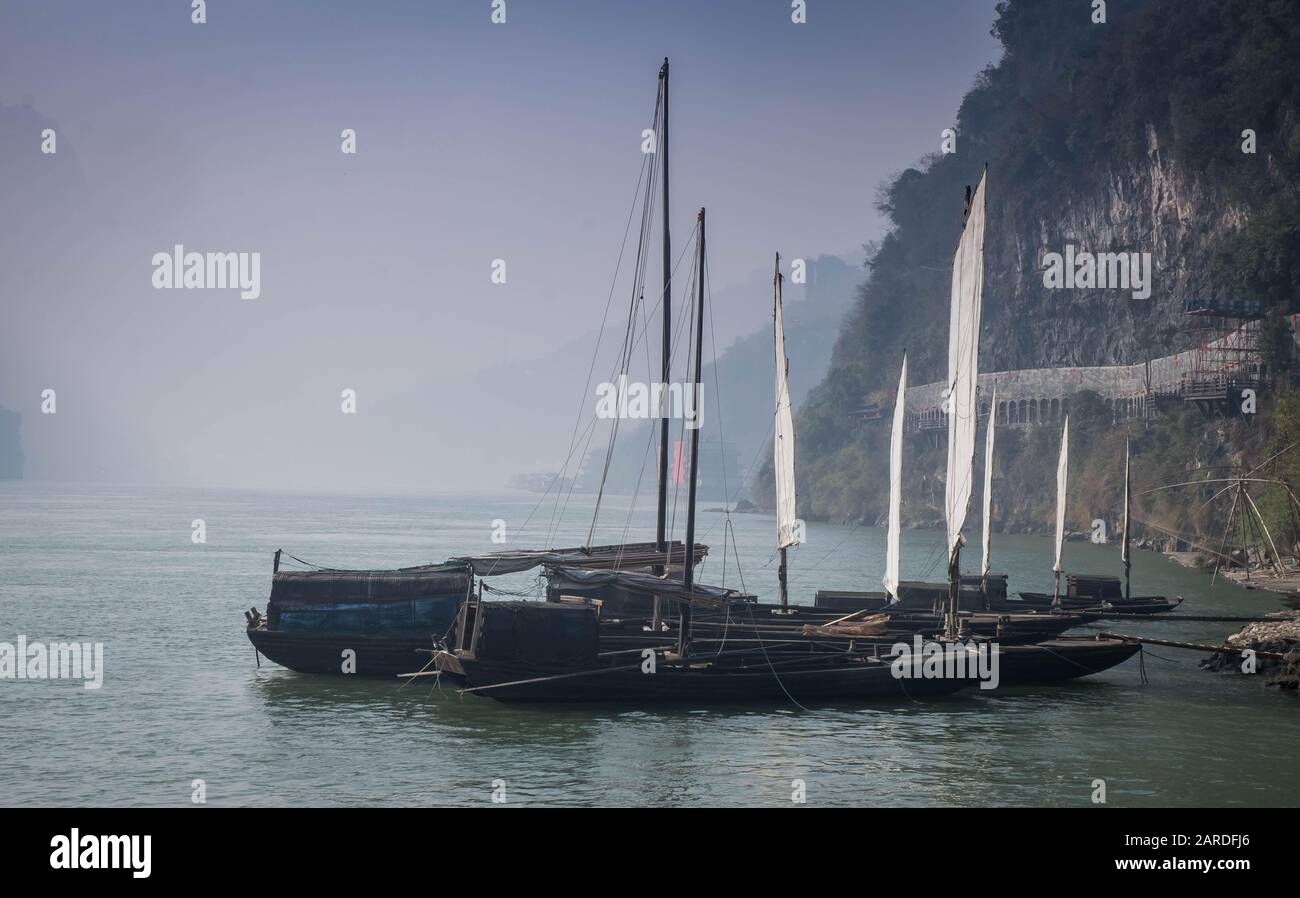 Yichang, HUBEI/CHINA - DEC 25 2019: Traditionelles chinesisches Fischerboot am Jangtsekiang für den Reisenden zusammen mit den drei Schluchten Stockfoto