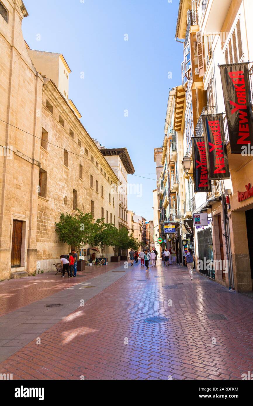 PALMA DE MALLORCA, BALEAREN. Spanien - 29. MAI 2016: Palma Mallorca berühmte Carrer de Sant Miquel Straße im historischen Zentrum der Stadt. Stockfoto