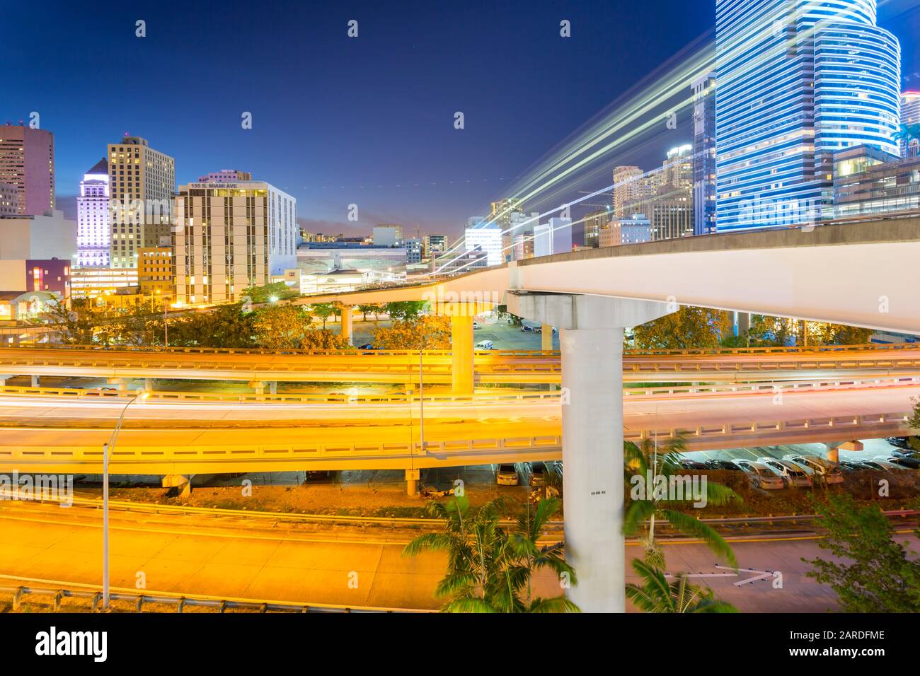 Blick auf die Innenstadt von Miami von metrorail Station, Miami, Florida, Vereinigte Staaten von Amerika, Nordamerika Stockfoto