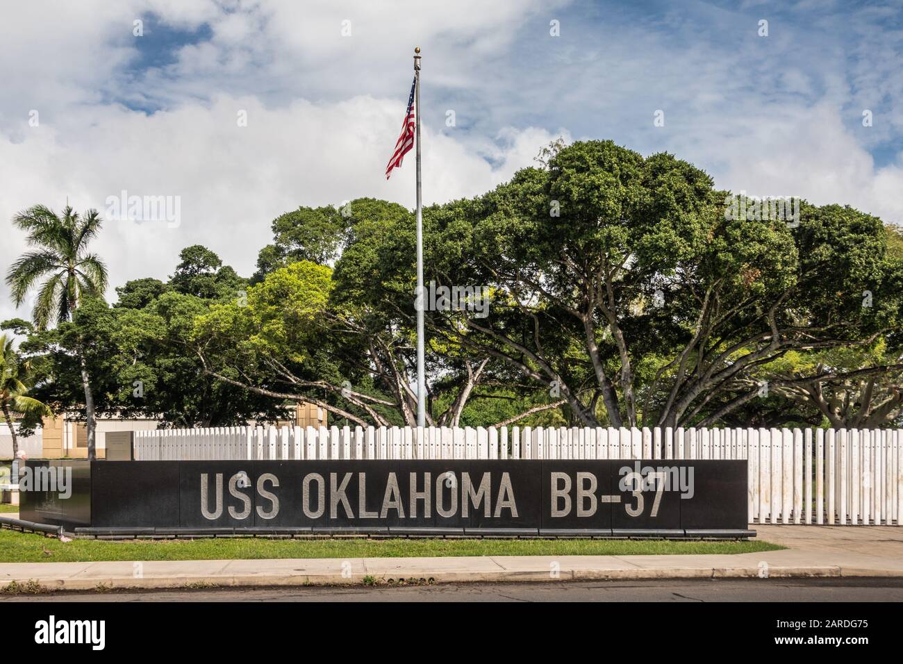 Oahu, Hawaii, USA. - 10. Januar 2020: Pearl Harbor, USS Oklahoma Memorial. Schwarze Marmorwand mit dem Namen vor dem Feld der weißen Marmorstöcke. Stockfoto