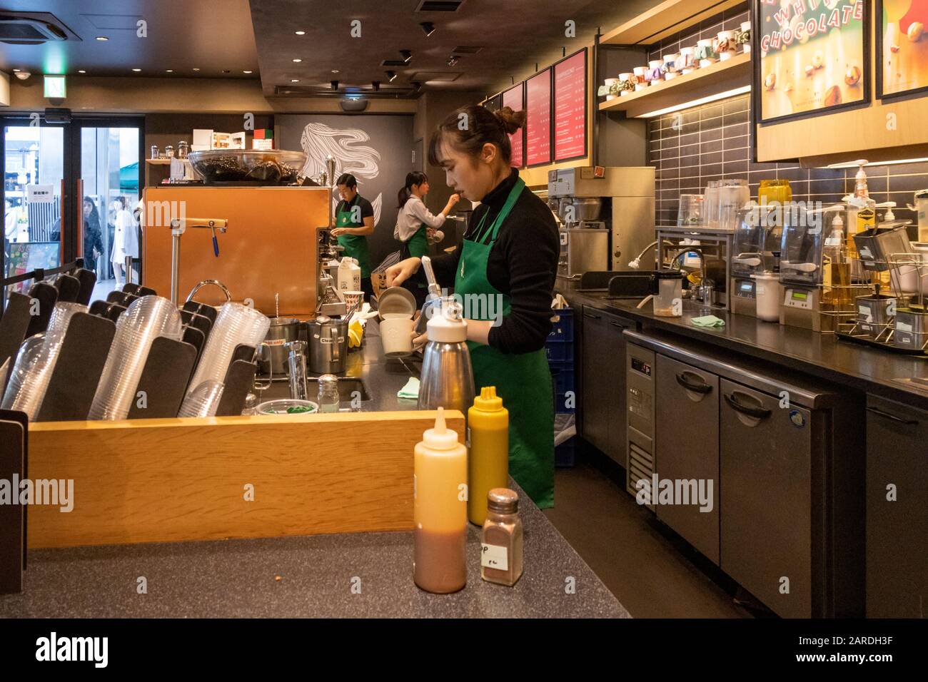 Starbucks Barista, Getränke, Kyoto, Japan Stockfoto