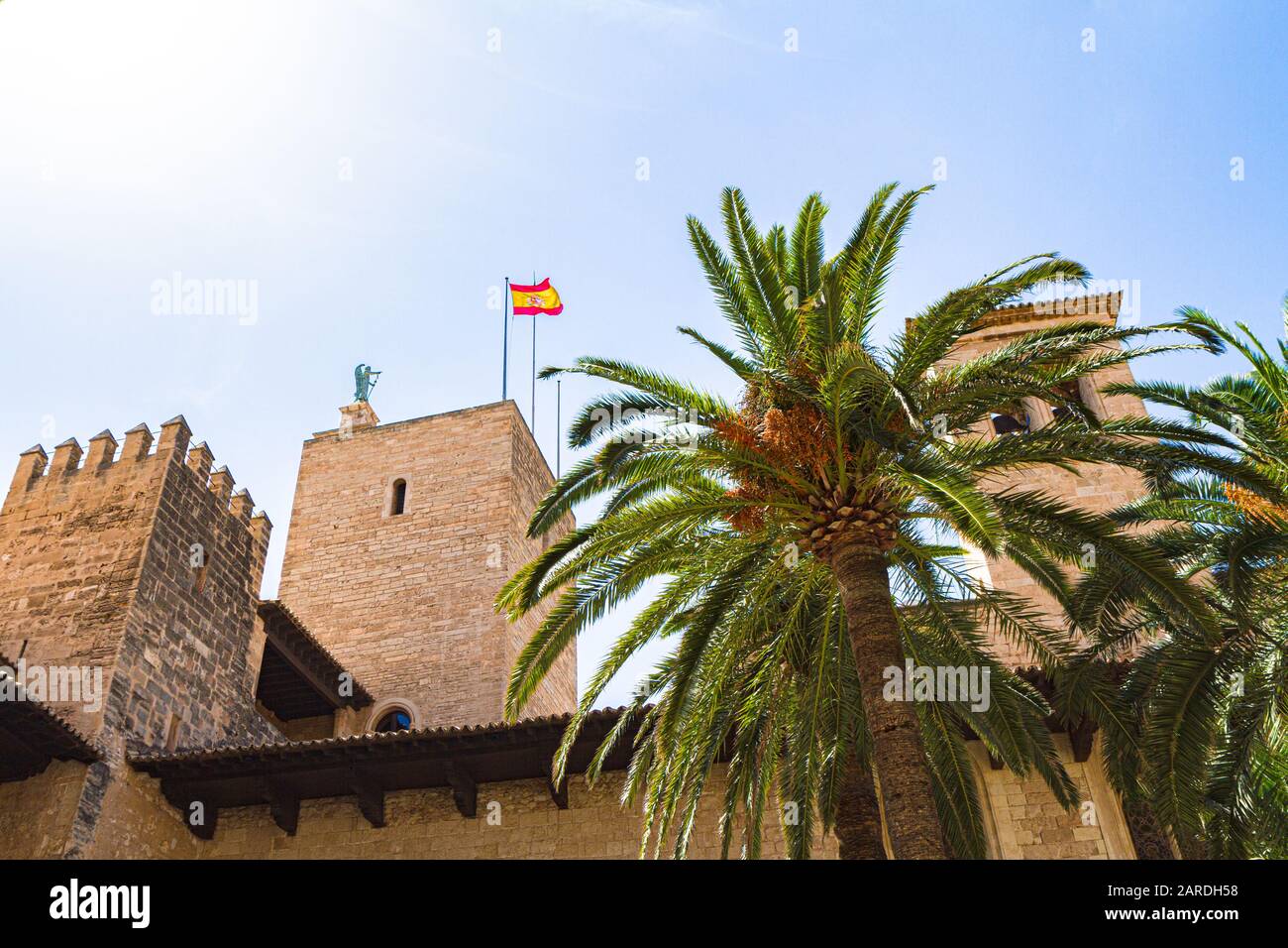 Almudaina Palast Außenansicht mit Verteidigung Bastion gegen den blauen Himmel, Palma de Mallorca, Balearen, Spanien. Reiseziel Stockfoto