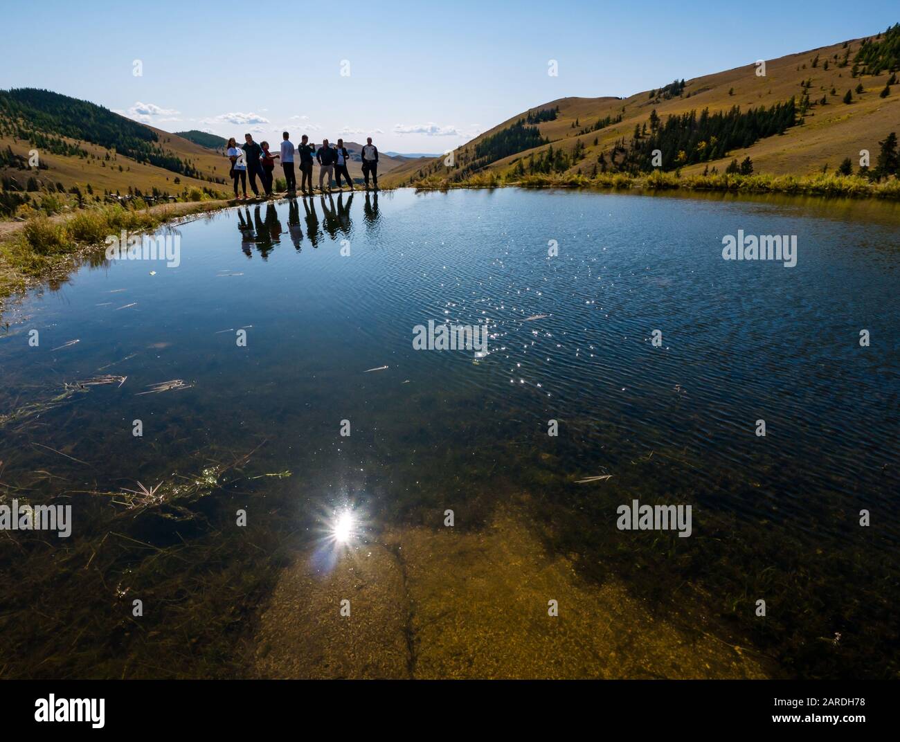 Besucher am Rande des Teichs, des Manzushir Khiid- oder des Manjusri-Klosters, des Bodg Khan Mountains, der Mongolei Stockfoto