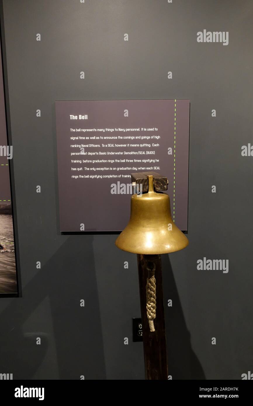 Ft. Pierce, FL/USA-1/27/20: Die Marine versiegelt Bell. Die Glocke stellt dar, dass ein SIEGELPRAKTIKANT aufgehört hat, wenn sie die Glocke dreimal klingeln. Am Abschlusstag eac Stockfoto