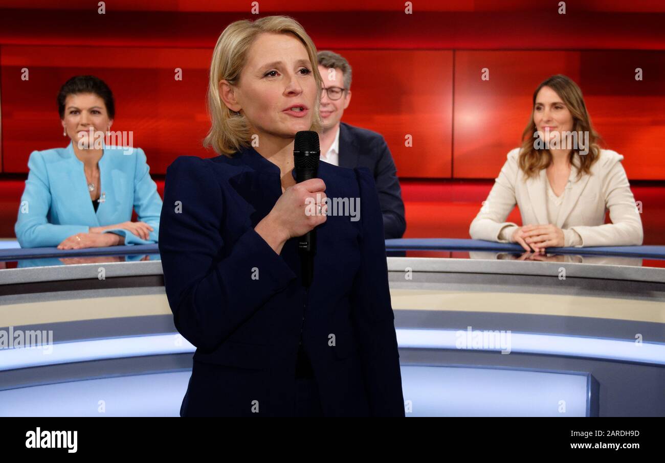 Köln, Deutschland. Januar 2020. Nach der WDR-Talkshow "hart aber fair" ist Moderatorin Susan Link im Studio vor den Teilnehmern Sarah Wagenknecht (die Linke, hinten l-r), Markus Blume, Generalsekretär der CSU, und Anja Kohl, ARD-Börsenexpertin. Link steht für den kranken Moderator Plasberg. Credit: Henning Kaiser / dpa / Alamy Live News Stockfoto