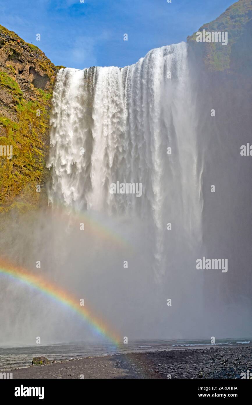 Farbenfrohe Skogafoss Falls Über einem Regenbogen in Island Stockfoto