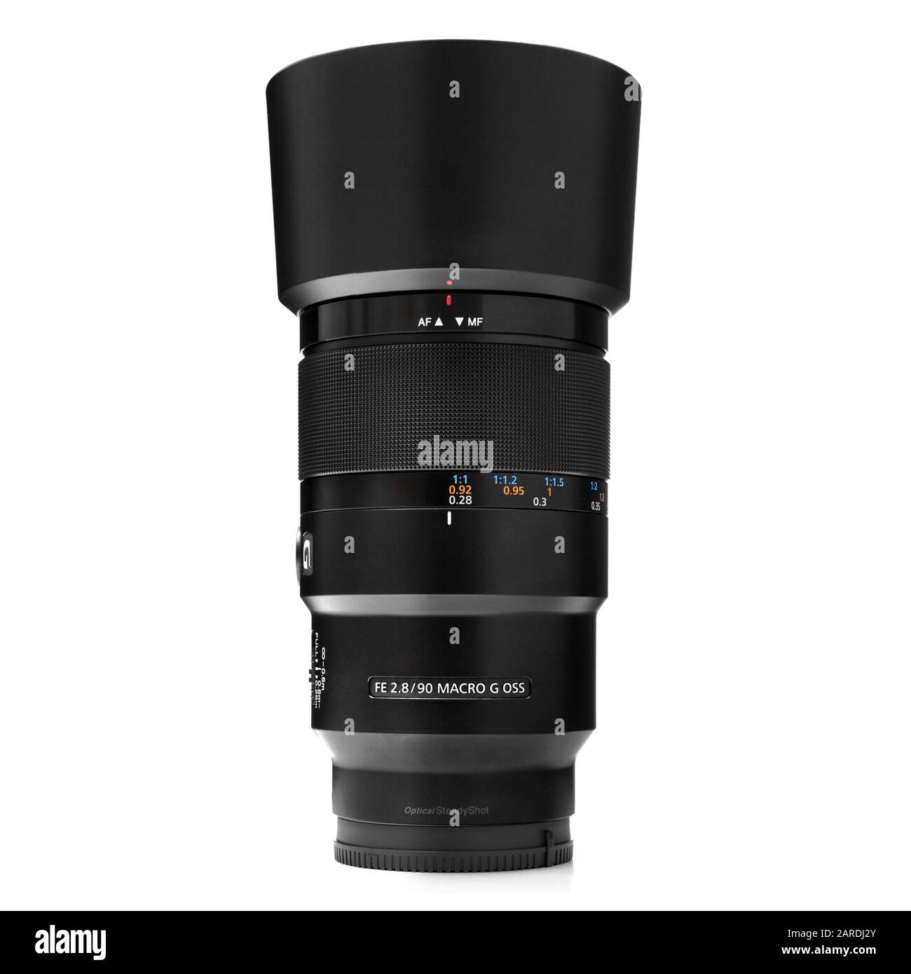 Vertikales Makroobjektiv 90 mm schwarz mit Kapuze auf weißem Hintergrund Stockfoto