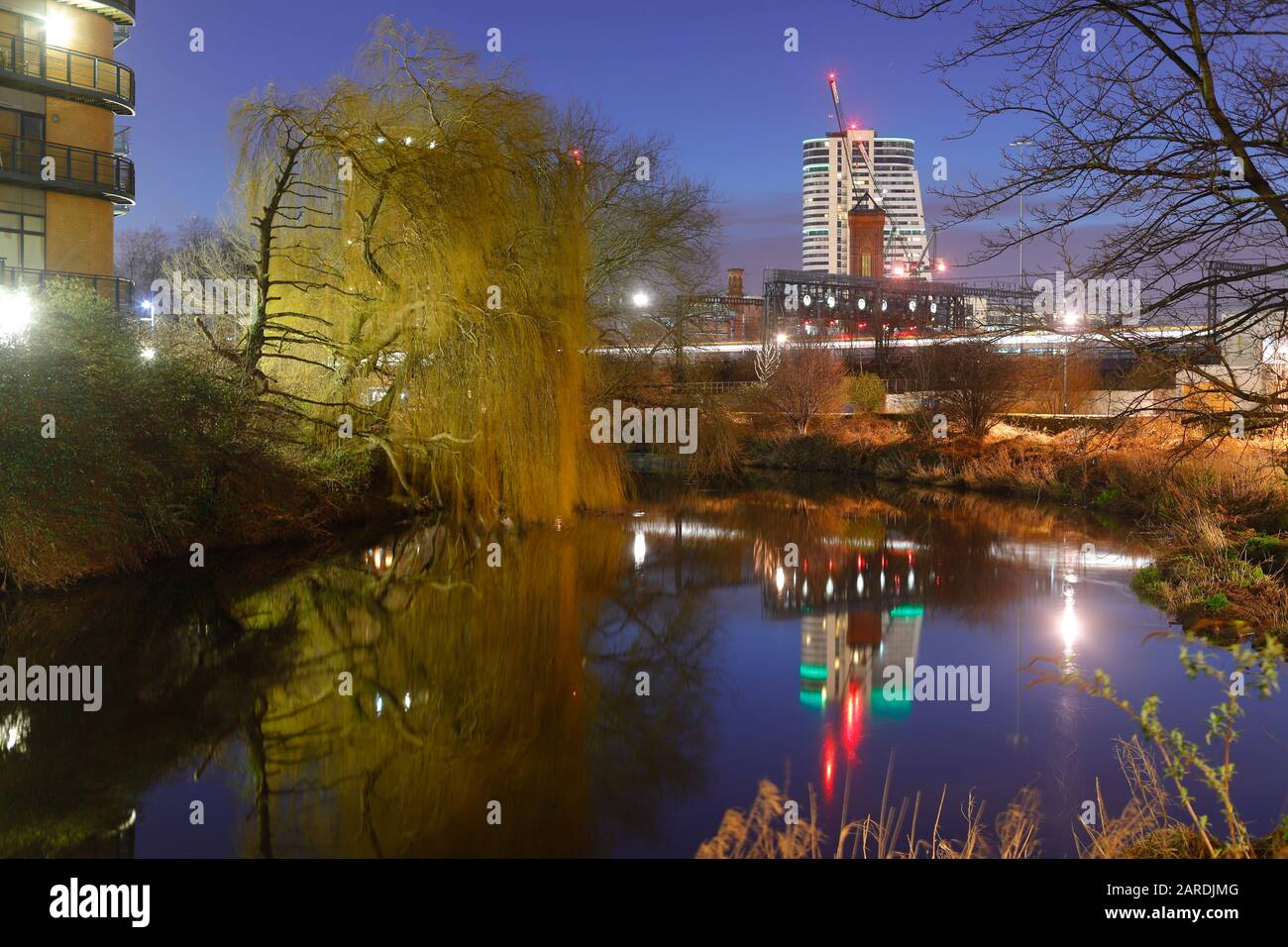 Reflexionen im Fluss Aire in Leeds, am Bridgewater Place Stockfoto