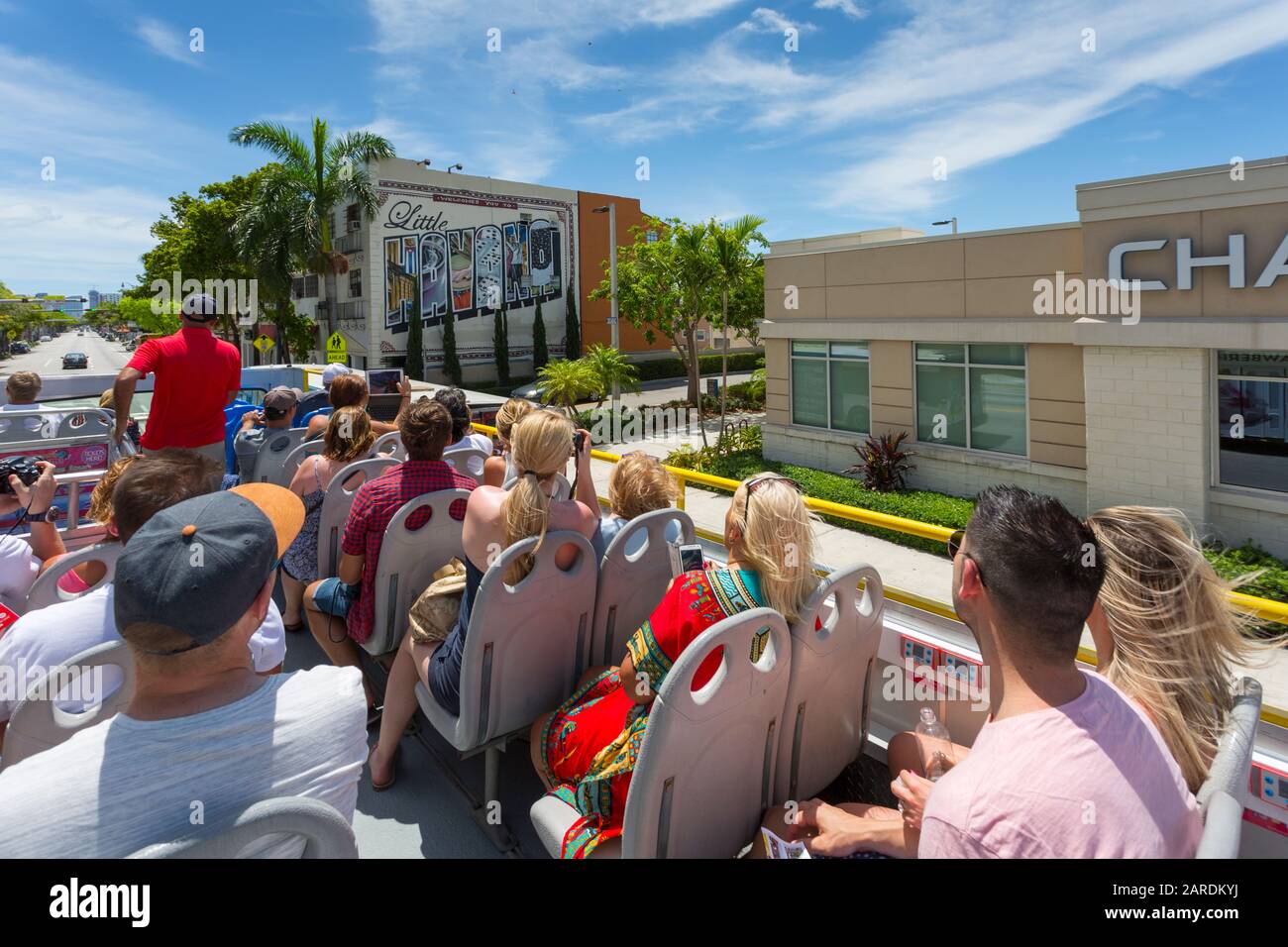 Blick vom offenen Oberbus, der sich dem Little Havanna und dem Little Havanna Schild nähert, Miami, Florida, Vereinigte Staaten von Amerika, Nordamerika Stockfoto