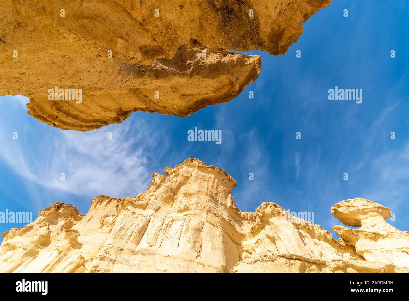 Las Gredas de Bolnuevo, auch Ciudad Encantada genannt, sind stark erodierte Sandsteinformationen am Strand von Bolnuevo, Murcia, Spanien. Hoch Stockfoto