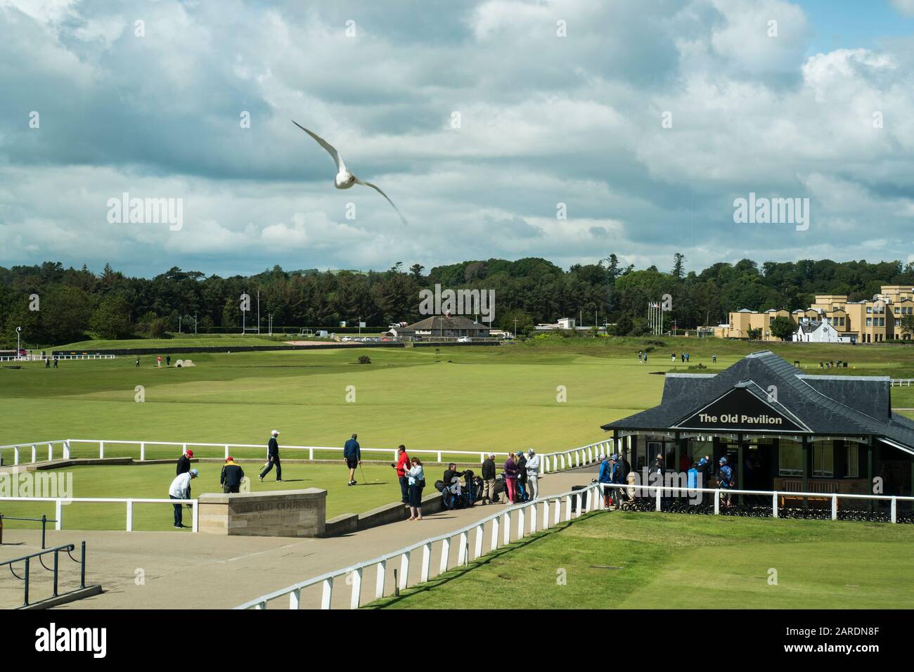 St. Andrews, Großbritannien - 20. Juni 2019: Golfer schlagen auf dem Alten Golfplatz im Royal and Ancient Golf Club von St. Andrews ab, dem Geburtshaus von Gol Stockfoto