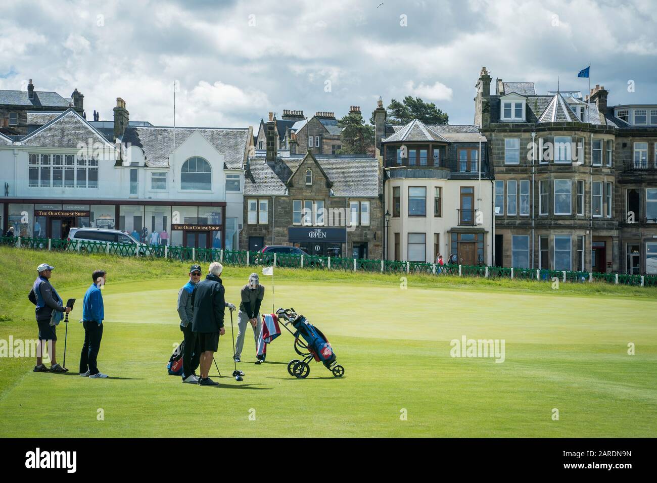 ST Andrews, Großbritannien - 20. Juni 2019: Golfer schlagen sich auf dem Grün des Alten Kurses im Royal and Ancient Golf Club von St. Andrews ab, dem Bir Stockfoto