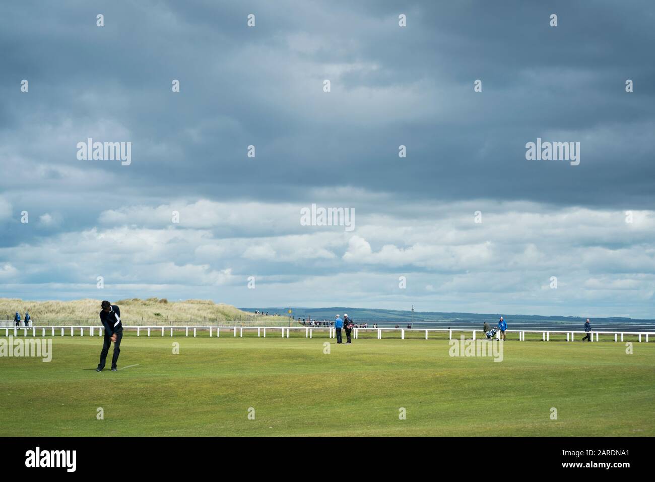 St. Andrews, Großbritannien - 20. Juni 2019: Golfer schlagen auf dem Alten Golfplatz im Royal and Ancient Golf Club von St. Andrews ab, dem Geburtshaus von Gol Stockfoto