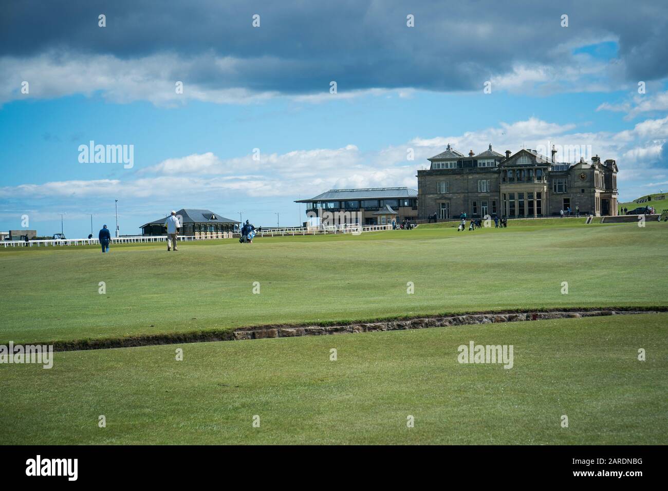 ST Andrews, Großbritannien - 20. Juni 2019: Entfernte Golfer auf dem Grün jenseits der berühmten Swilcan Bridge am 18. Loch, Old Course. Stockfoto