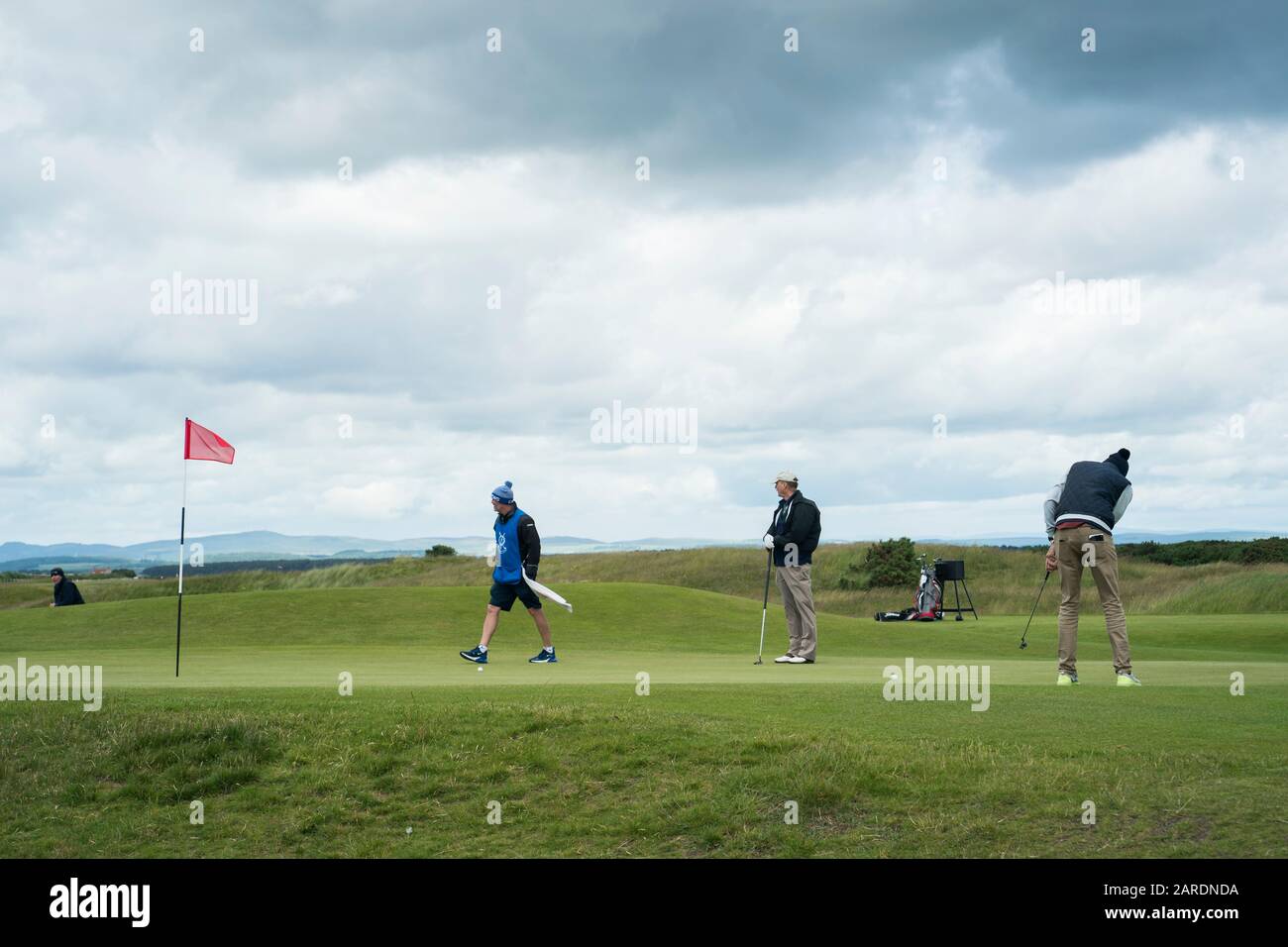 Saint Andrews, Großbritannien - 20. Juni 2019: Männliche Golfer schlagen sich auf den Grüns des Alten Kurses im Royal and Ancient Golf Club von St. Andrews ab, dem Geburtspl Stockfoto