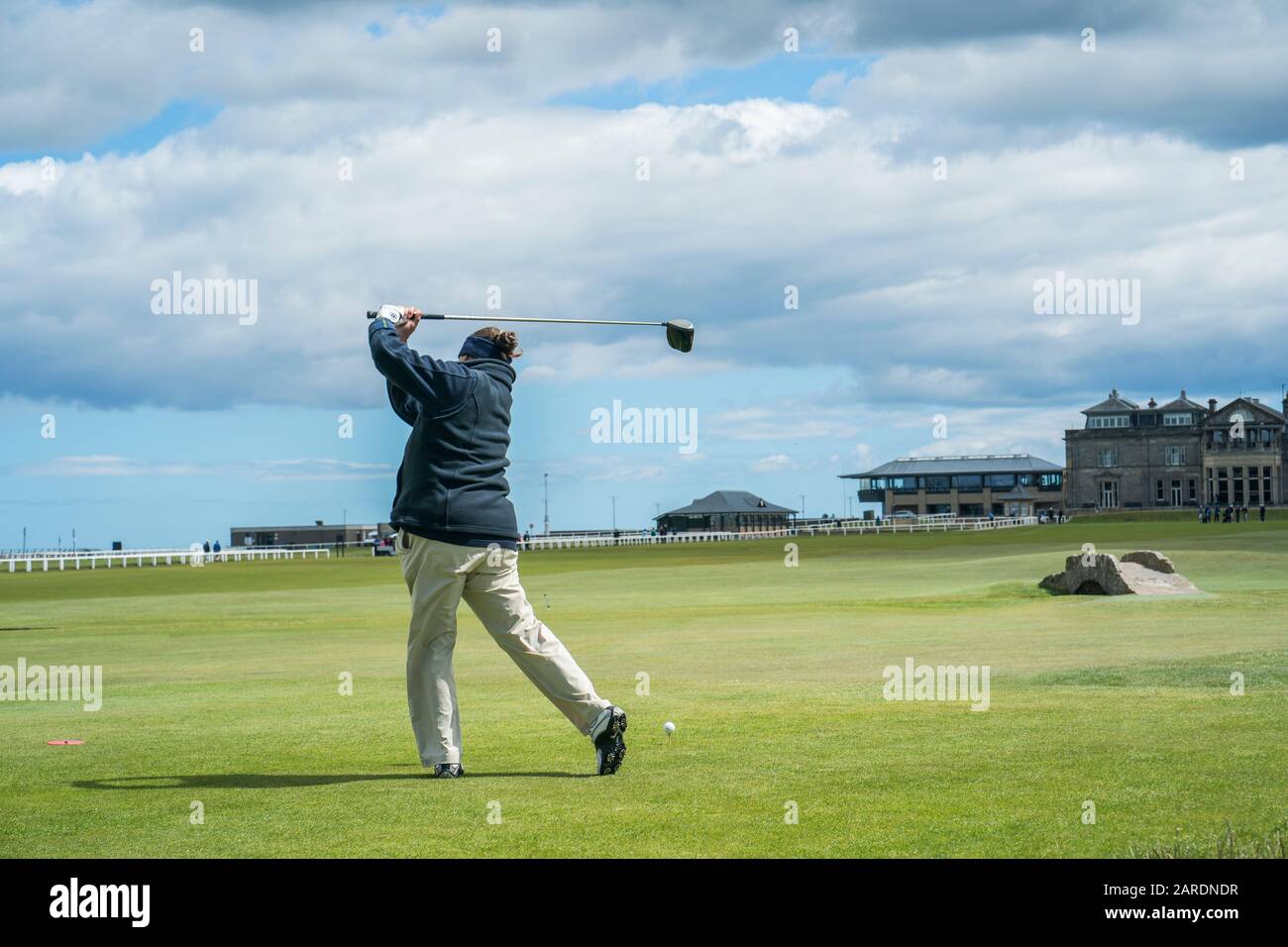 Saint Andrews, Schottland, Großbritannien - 20. Juni 2019: Eine Erwachsene Frau hebt ihren Golfclub auf, um am 18. Loch auf dem Alten Platz, dem Royal and Ancient, abzuzweigen Stockfoto