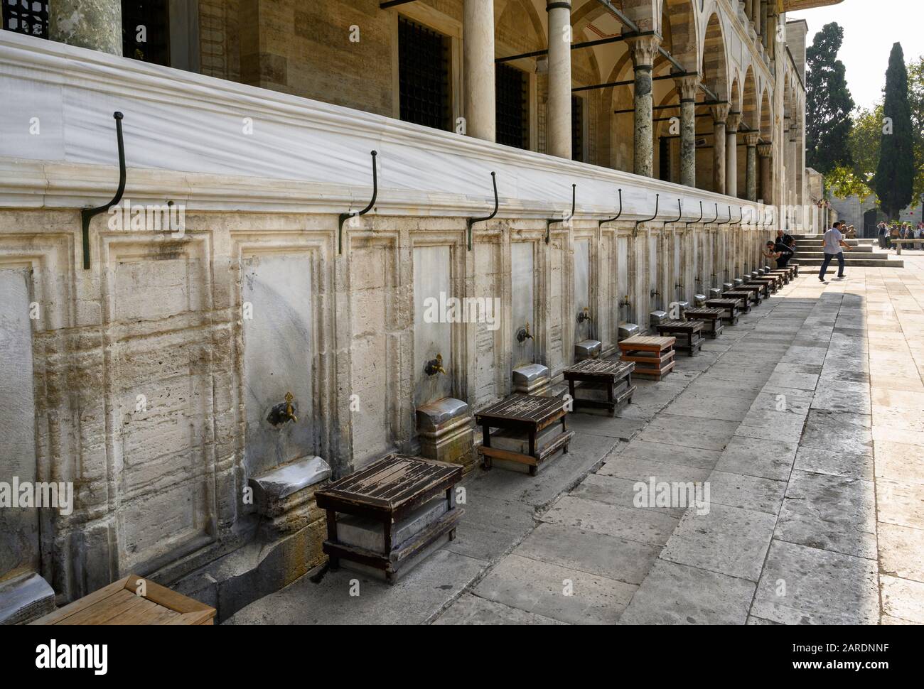 Rituelle Reinigungsstationen mit Zapfhähnen und Bänken außerhalb der Süleymaniye-Moschee in Istanbul, Türkei Stockfoto