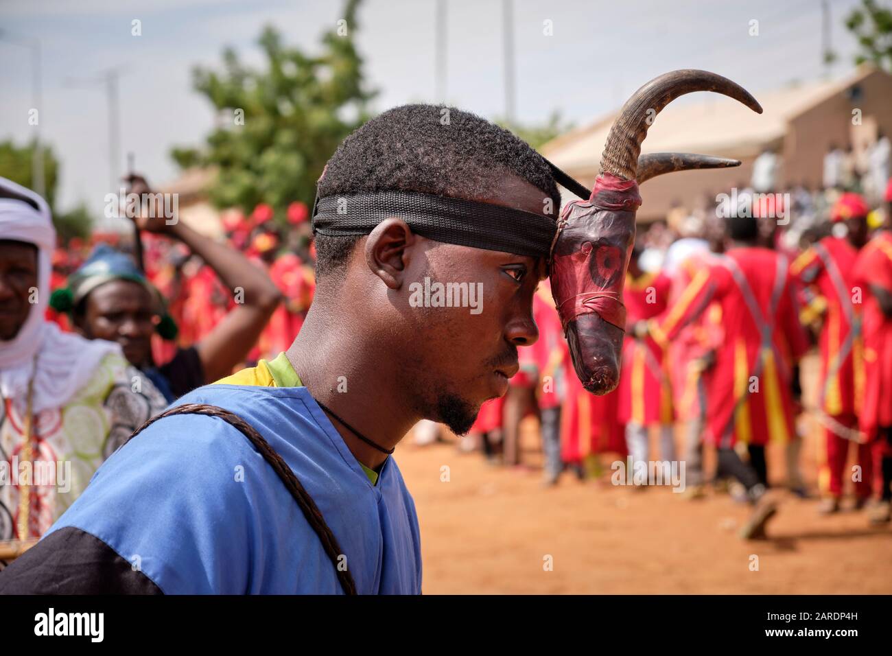 Mann mit Dekoration auf dem Kopf bereit, an einer Durbar teilzunehmen. Eine Durbar ist eine Feier im Norden Nigerias, in der die Adligen der Gegend bezahlen Stockfoto